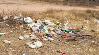 Άνθρωποι και σκουπίδια στην ελεύθερη παραλία της Βάρκιζας - Φωτογραφία 1