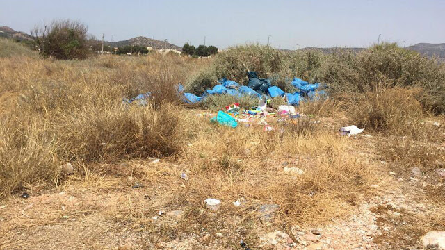 Άνθρωποι και σκουπίδια στην ελεύθερη παραλία της Βάρκιζας - Φωτογραφία 3