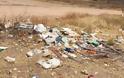 Άνθρωποι και σκουπίδια στην ελεύθερη παραλία της Βάρκιζας - Φωτογραφία 1