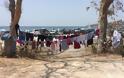Άνθρωποι και σκουπίδια στην ελεύθερη παραλία της Βάρκιζας - Φωτογραφία 2