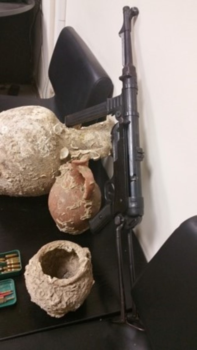 Ηράκλειο: Έκρυβε αρχαίους αμφορείς και «μίνι» οπλοστάσιο στο σπίτι του – Δείτε φωτογραφίες - Φωτογραφία 2