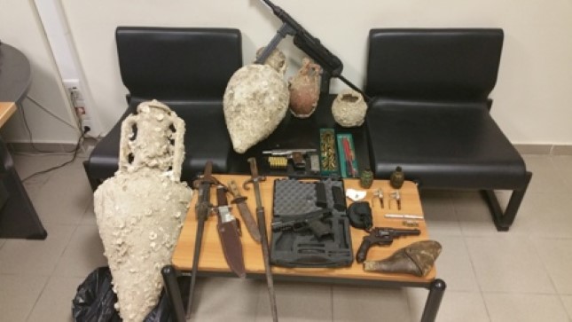 Ηράκλειο: Έκρυβε αρχαίους αμφορείς και «μίνι» οπλοστάσιο στο σπίτι του – Δείτε φωτογραφίες - Φωτογραφία 4