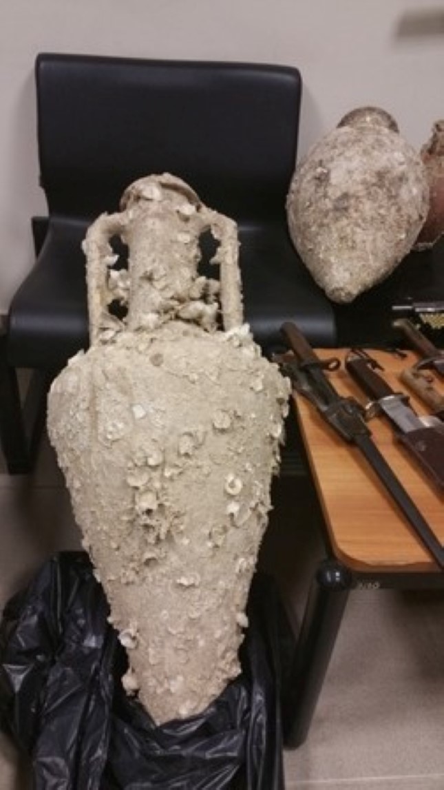 Ηράκλειο: Έκρυβε αρχαίους αμφορείς και «μίνι» οπλοστάσιο στο σπίτι του – Δείτε φωτογραφίες - Φωτογραφία 6