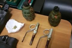 Ηράκλειο: Έκρυβε αρχαίους αμφορείς και «μίνι» οπλοστάσιο στο σπίτι του – Δείτε φωτογραφίες