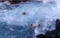 Κολυμβητές ''παίζουν'' με τον θάνατο [video]