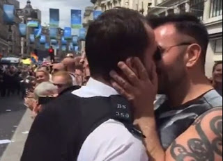 Pride Λονδίνου: Αστυνομικός έκανε πρόταση γάμου στον σύντροφο του και... [video] - Φωτογραφία 1