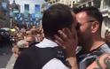 Pride Λονδίνου: Αστυνομικός έκανε πρόταση γάμου στον σύντροφο του και... [video]