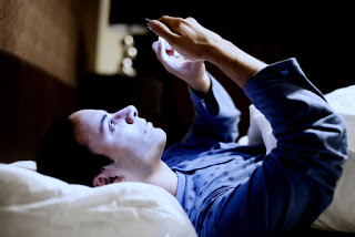 Τι μπορείτε να πάθετε αν παίζετε με το κινητό πριν κοιμηθείτε - Φωτογραφία 1