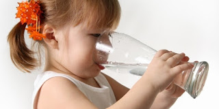 Προσοχή: Πόσο νερό πρέπει να πίνουν τα παιδιά σύμφωνα με την ηλικία τους; - Φωτογραφία 1