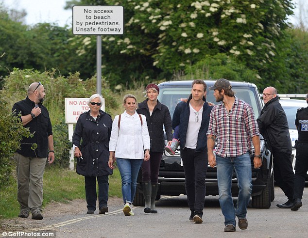 Η Taylor Swift γνώρισε την οικογένεια του Tom Hiddleston [photos] - Φωτογραφία 2