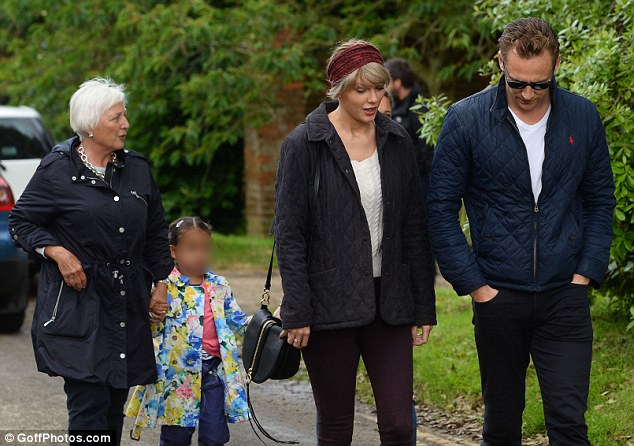 Η Taylor Swift γνώρισε την οικογένεια του Tom Hiddleston [photos] - Φωτογραφία 3