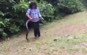 ΑΠΙΣΤΕΥΤΟ! Ορμάει και πιάνει το φίδι χωρίς δισταγμό και... [video]