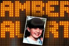 Amber Alert: Από πού προέρχεται το όνομα του όρου; Το ΦΡΙΚΤΟ περιστατικό που έφτιαξε το σύστημα ειδοποίησης σε περίπτωση αρπαγής ή εξαφάνισης ανηλίκων