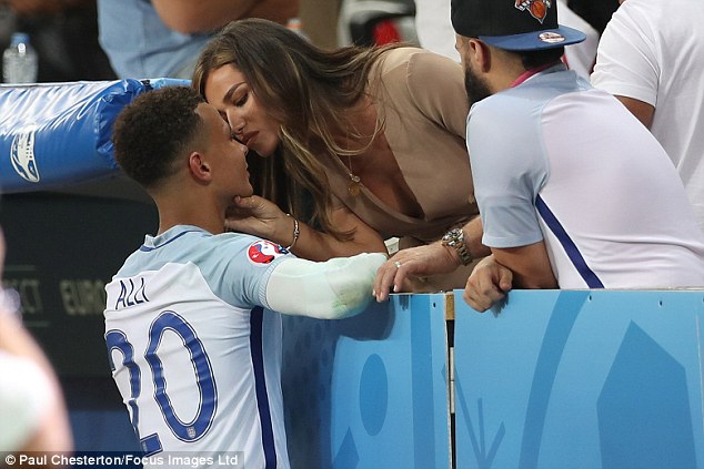 Μπορεί να έχασε η Βρετανία, αλλά η κοπέλα του Dele Alli τράβηξε τα βλέμματα στο γήπεδο [photos] - Φωτογραφία 2