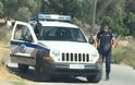 Έλληνας νεαρός αστυνομικός έγινε viral στο twitter με τις... πόζες του [photos]