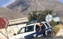 Έλληνας νεαρός αστυνομικός έγινε viral στο twitter με τις... πόζες του [photos] - Φωτογραφία 4