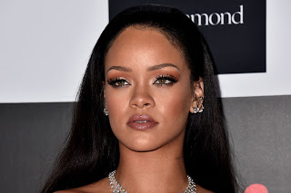 Η Rihanna φωτογραφίζεται με ελάχιστο make up σαν άγγελος... [photos] - Φωτογραφία 1