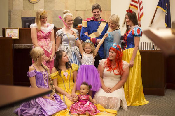 Δικαστήριο μεταμορφώθηκε σε Disneyland για την υιοθεσία 5χρονης! [photos] - Φωτογραφία 2
