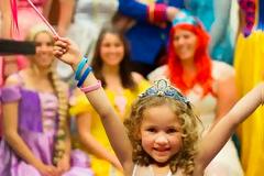 Δικαστήριο μεταμορφώθηκε σε Disneyland για την υιοθεσία 5χρονης! [photos]