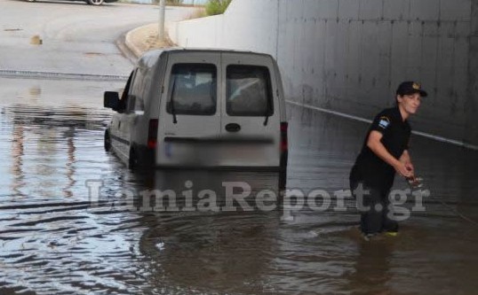 Λαμία: Ωρες αγωνίας - Παγιδεύτηκε στα νερά [photos] - Φωτογραφία 2