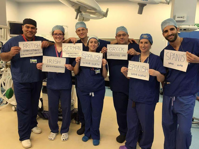 Η φωτογραφία από βρετανικό νοσοκομείο με Έλληνα γιατρό που έγινε viral  - Μήνυμα κατά του Brexit [εικόνα] - Φωτογραφία 2