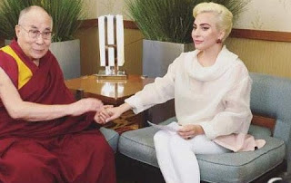 Απαγορεύεται να ακούς Lady Gaga στην Κίνα -Συναντήθηκε με τον Δαλάι Λάμα και ενόχλησε το Πεκίνο - Φωτογραφία 1