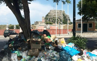 «Πνιγμένη» στα σκουπίδια η τουριστική Κέρκυρα - Φωτογραφία 1