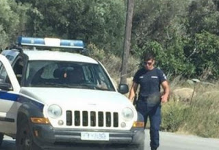 ΑΥΤΟΣ είναι ο Έλληνας αστυνομικός που έχει γίνει viral – ΔΕΙΤΕ γιατί ΚΑΜΑΡΩΣΤΕ ΤΟΝ... [photos] - Φωτογραφία 1