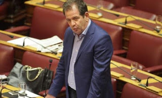 ΑΥΤΑ ΕΙΝΑΙ - Η αμήχανη στιγμή που βουλευτής του ΣΥΡΙΖΑ συνειδητοποιεί ότι ξέχασε την... ομιλία του [video] - Φωτογραφία 1