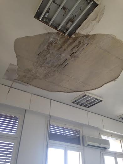 Aπίστευτες εικόνες: Κατέρρευσε το ταβάνι στο Υπουργείο Ανάπτυξης! [photos] - Φωτογραφία 2