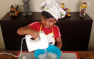 Χίλια μπράβο! Είναι μόλις 6 ετών και ξέρει να μαγειρεύει ΤΕΛΕΙΑ! [video] - Φωτογραφία 1