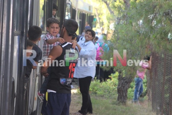 ΤΩΡΑ - Εφτασαν δυο μεγάλα λεωφορεία με προσφυγές στο κέντρο φιλοξενίας [photos] - Φωτογραφία 5