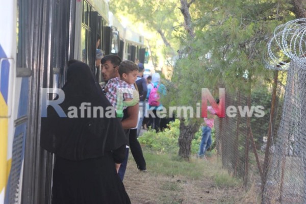 ΤΩΡΑ - Εφτασαν δυο μεγάλα λεωφορεία με προσφυγές στο κέντρο φιλοξενίας [photos] - Φωτογραφία 6