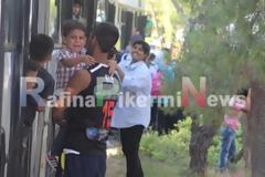 ΤΩΡΑ - Εφτασαν δυο μεγάλα λεωφορεία με προσφυγές στο κέντρο φιλοξενίας [photos]