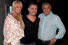 Παλιές και νέες μεγάλες επιτυχίες του δημοφιλούς καλλιτέχνη Μιχάλη Χατζηγιάννη απόλαυσαν χιλιάδες θεατές, στο πλαίσιο του Φεστιβάλ Δήμου Αμαρουσίου 2016