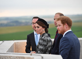 Πόσο κόστισε το παλτό της Kate Middleton που έβαλε σε Εθνική Γιορτή της Βρετανίας; [photos] - Φωτογραφία 1