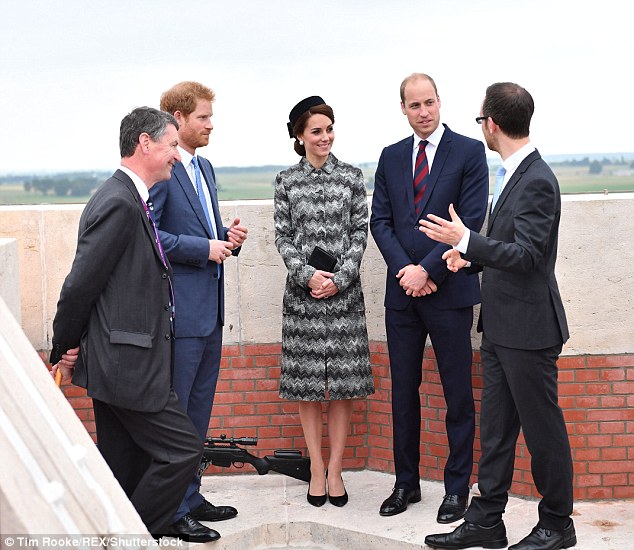 Πόσο κόστισε το παλτό της Kate Middleton που έβαλε σε Εθνική Γιορτή της Βρετανίας; [photos] - Φωτογραφία 2