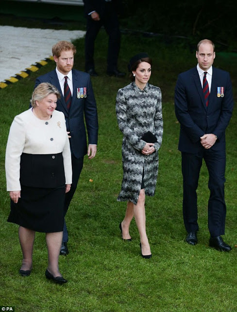 Πόσο κόστισε το παλτό της Kate Middleton που έβαλε σε Εθνική Γιορτή της Βρετανίας; [photos] - Φωτογραφία 3