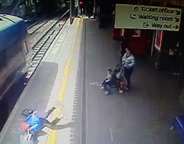 Απίστευτο! Γυναίκα έπιασε το χέρι της σε βαγόνι τρένου και σύρθηκε στην αποβάθρα [photos] - Φωτογραφία 3