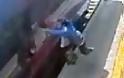 Απίστευτο! Γυναίκα έπιασε το χέρι της σε βαγόνι τρένου και σύρθηκε στην αποβάθρα [photos] - Φωτογραφία 4