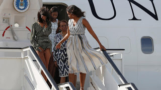 Το «στριπτίζ» της κόρης του Ομπάμα ενώ έβγαινε απ' το αεροπλάνο - Φωτογραφία 1