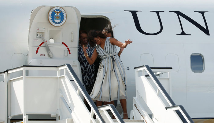 Το «στριπτίζ» της κόρης του Ομπάμα ενώ έβγαινε απ' το αεροπλάνο - Φωτογραφία 2