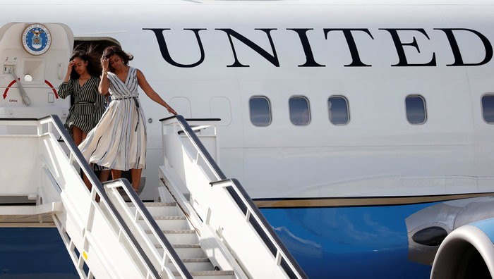 Το «στριπτίζ» της κόρης του Ομπάμα ενώ έβγαινε απ' το αεροπλάνο - Φωτογραφία 3