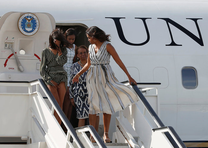 Το «στριπτίζ» της κόρης του Ομπάμα ενώ έβγαινε απ' το αεροπλάνο - Φωτογραφία 4