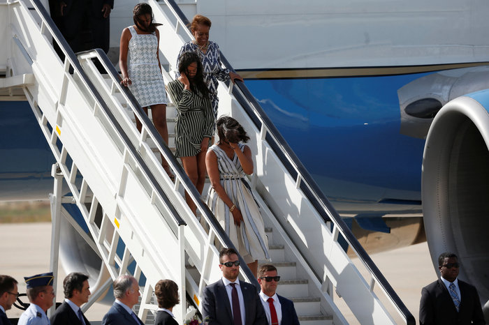 Το «στριπτίζ» της κόρης του Ομπάμα ενώ έβγαινε απ' το αεροπλάνο - Φωτογραφία 6