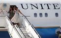 Το «στριπτίζ» της κόρης του Ομπάμα ενώ έβγαινε απ' το αεροπλάνο - Φωτογραφία 3