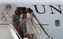 Το «στριπτίζ» της κόρης του Ομπάμα ενώ έβγαινε απ' το αεροπλάνο - Φωτογραφία 4