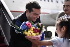 Οι πρώτες φωτό Τσίπρα απ'το Πεκίνο - Τα λουλούδια της μικρής Κινέζας [photos]