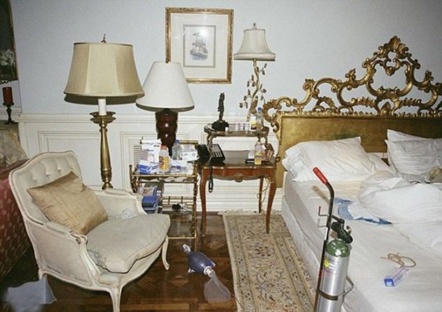 Ναρκωτικά, αίμα, βωμός μωρών: Φωτογραφίες φρίκης στο δωμάτιο όπου πέθανε ο Τζάκσον - Φωτογραφία 3