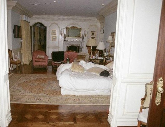 Ναρκωτικά, αίμα, βωμός μωρών: Φωτογραφίες φρίκης στο δωμάτιο όπου πέθανε ο Τζάκσον - Φωτογραφία 6